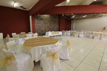 La Fuente Hotel & Suites