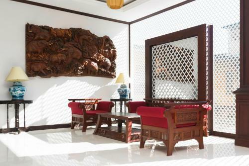 Manorom Chateau Hotel