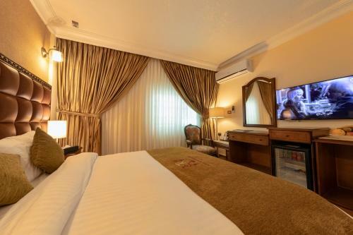 Town Season Hotel