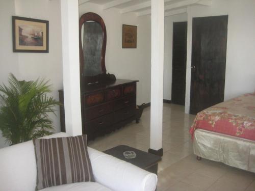 Hostal Roots Cafe Rooms
