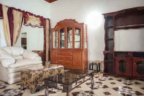 Hostal Queen Elizabeth House