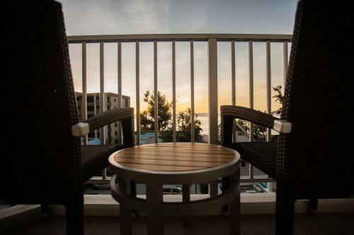 Surfrider Resort Hotel