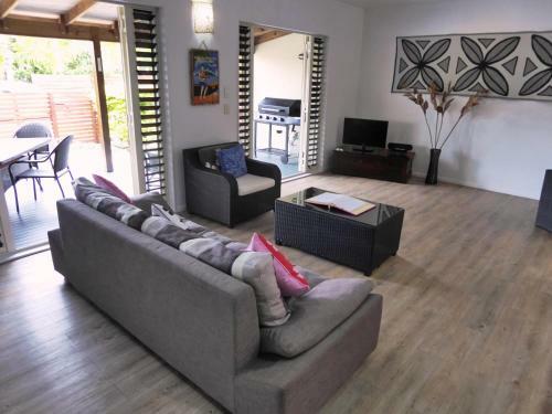 Muri Beachside Villa With Pool