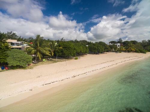Pearly Sands - Beachfront Deluxe Apartment
