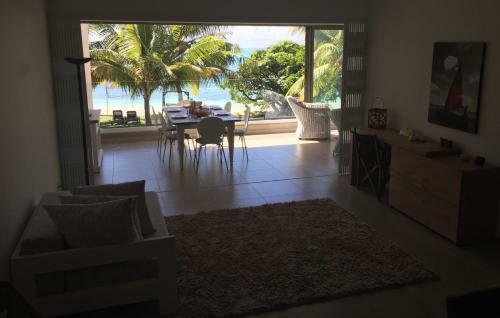 Pearly Sands - Beachfront Deluxe Apartment