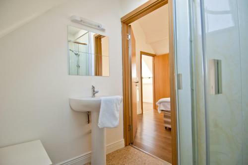 Hookless Holiday Homes