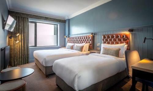 Shoreline Hotel