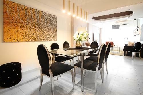 Large Boutique Style Apartment - Upper House
