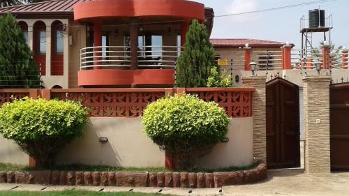 Lady Jay's Spacious 3 Bedroom Home