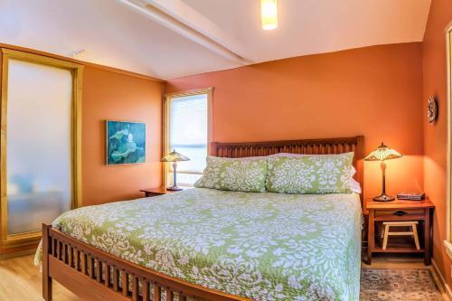 Blue Moon House & Cottage ~ Just 5 Blocks From Osf