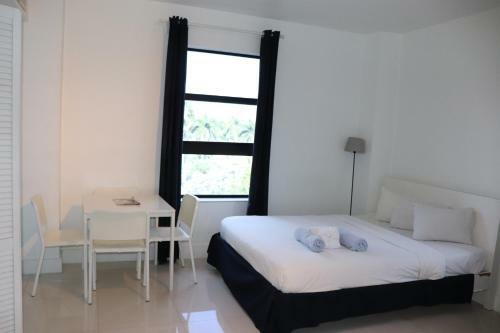Large Studio On Hollywood Beach- Sleeps 4 And Kitchenette