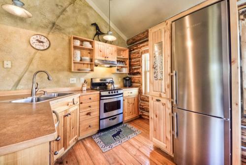 Cowboy Heaven Cabins-9 Rustic Ridge