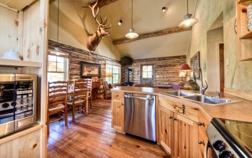 Cowboy Heaven Cabins-9 Rustic Ridge