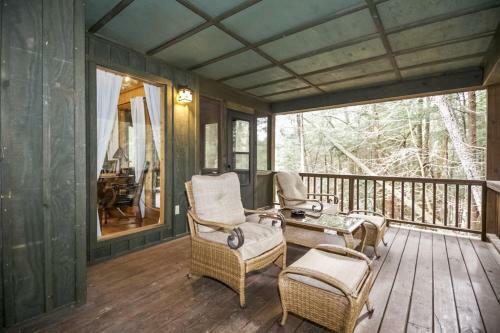 Romance In The Ravine - Hocking Hills Cabin