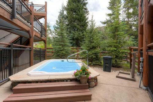 Corral 2b/2b Hot Tub 206s