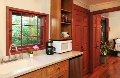 1795 Acorn Inn Bed And Breakfast