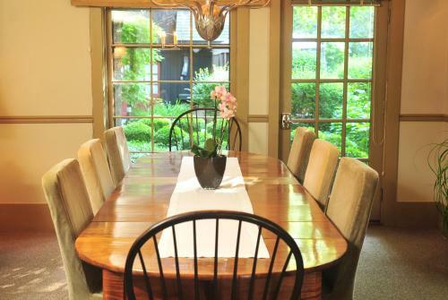 1795 Acorn Inn Bed And Breakfast