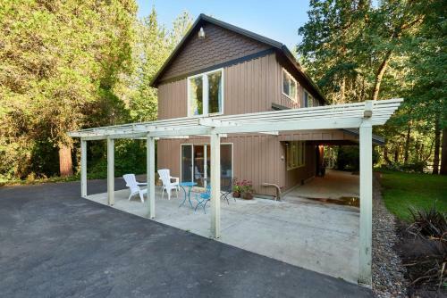 Brookside Retreat: The Guesthouse