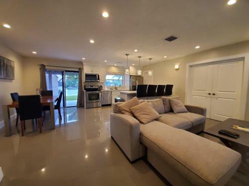 Lakefront Vacation Home - Sleeps 8