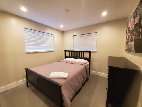 Lakefront Vacation Home - Sleeps 8