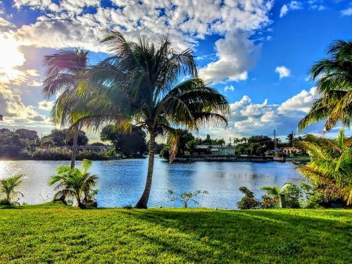 Lakefront Vacation Home - Sleeps 8