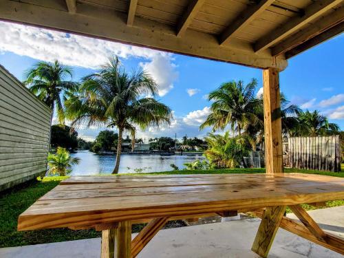 Lakefront Vacation Home - Sleeps 8