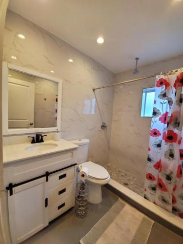 Lakefront Vacation Home - Sleeps 8