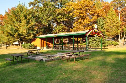 Arrowhead Camping Resort Cottage 12