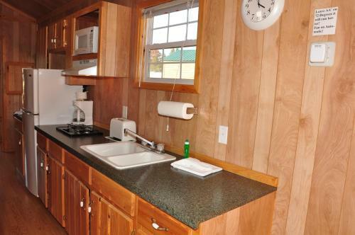 Arrowhead Camping Resort Deluxe Cabin 8
