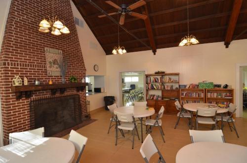 Southern Palms Park Model 8