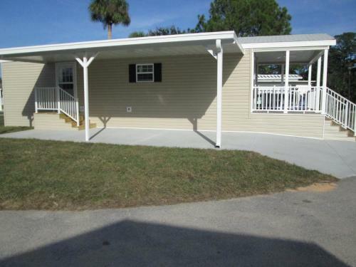 Southern Palms Park Model 12