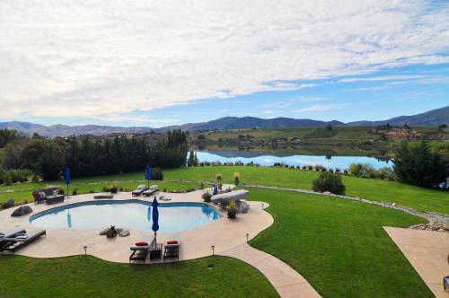 Bed & Breakfast Lake's Edge Tuscan Lodge