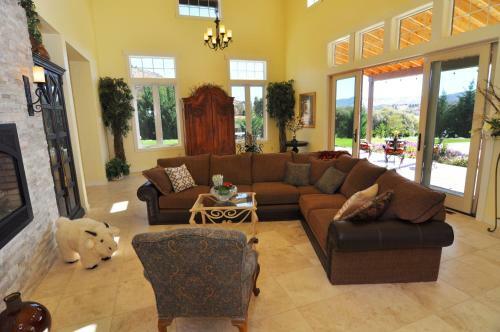 Bed & Breakfast Lake's Edge Tuscan Lodge