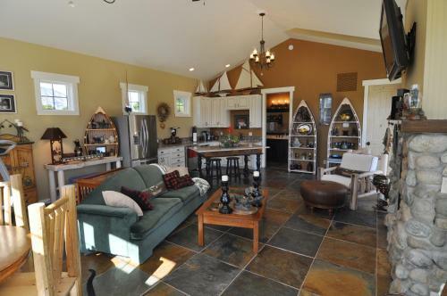 Bed & Breakfast Lake's Edge Tuscan Lodge