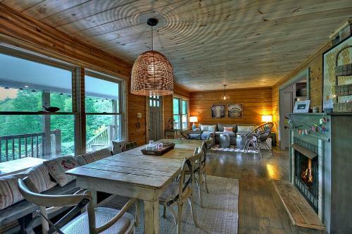 Blue Ridge Shimmering Leaf Farmhouse