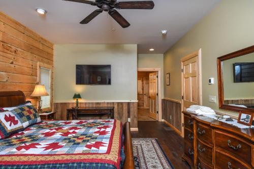Boulder House Six-bedroom Holiday Home