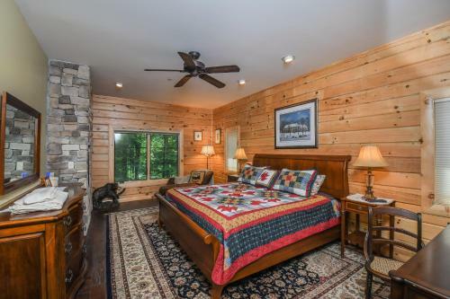 Boulder House Six-bedroom Holiday Home