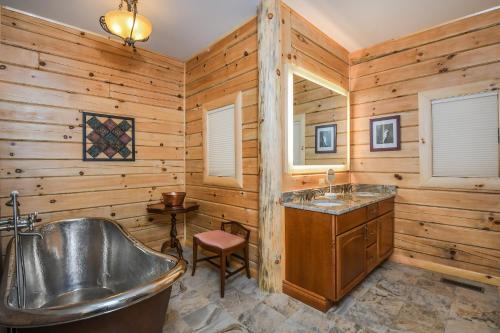 Boulder House Six-bedroom Holiday Home