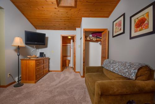 Hideaway Two-bedroom Cottage