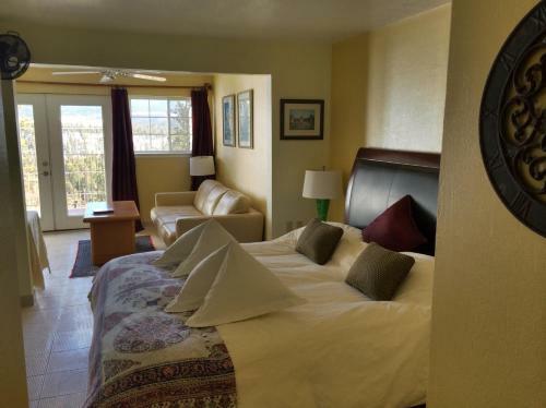 Pikes Peak Paradise Bed And Breakfast