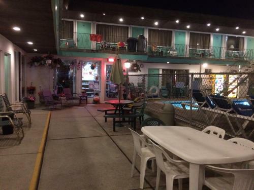 Crystal Sands Motel