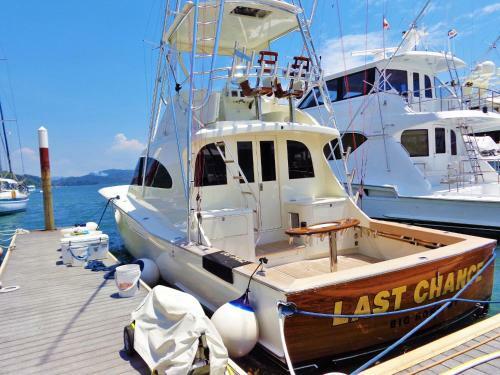 Fish Hook Marina Hotel