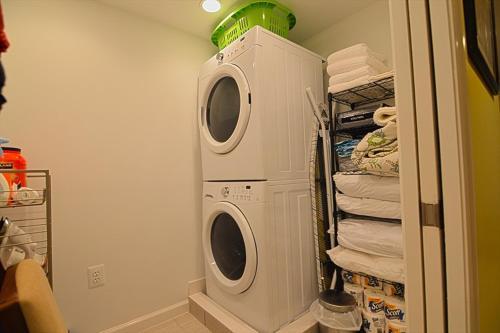 716 Northeast Apartment #1045 Apts