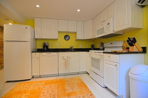 716 Northeast Apartment #1045 Apts
