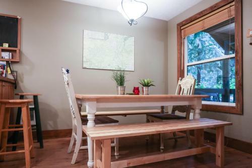 Marshall's Cabin In Rhododendron
