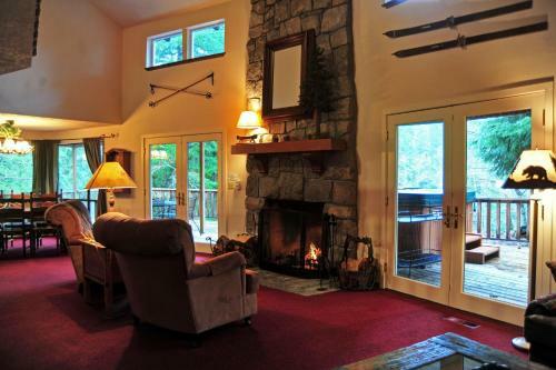 Riverview Retreat Four-bedroom Chalet