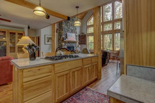 Wy' East Log Lodge