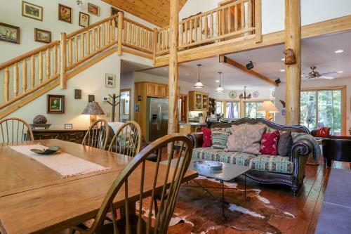 Wy' East Log Lodge