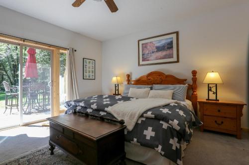 Wy' East Log Lodge