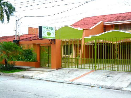 Hotel Hostal Green Frog